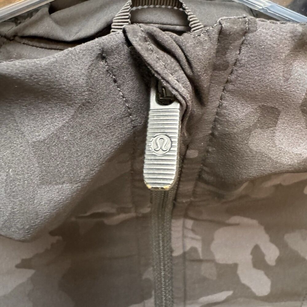 LULULEMON Women's Pack It Up Black Camo Jacket Sz 2 Vented Pockets Hooded - Picture 8 of 13